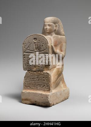Stelophorous Statue of Bay Ca. 1294–1250 v. Chr. Neues Königreich Diese Statuette zeigt einen knieenden Mann, der eine Stele mit einer Hymne an die Sonne hält. Eine Inschrift auf der Rückseite der Statuette identifiziert den Mann als Bay, der ein Schreiber war, der in der Verwaltung des Tempels von Seti I arbeitete, ein Posten, den er wahrscheinlich in die Herrschaft von Setis Sohn, Ramses II., einnahm Vollständige Statuen von nicht-königlichen Individuen aus dieser Zeit sind selten, und Stücke dieser feinen Qualität sind extrem selten.. Stelophorous Statue of Bay. Ca. 1294–1250 V. CHR. Kalkstein. Neues Königreich. Aus Ägypten. Dynastie 19 Stockfoto