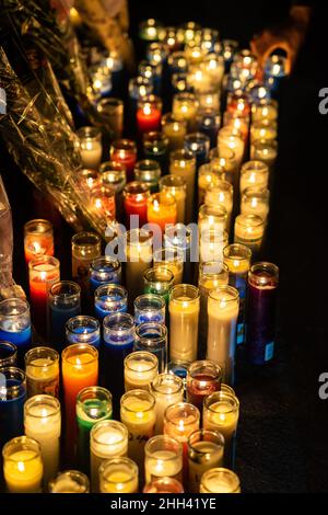 New York City, USA. 22nd Januar 2022. Außerhalb des Bezirks 32nd im Stadtteil Harlem von Manhattan befindet sich ein provisorisch anhaltendes Mahnmal mit Kerzen und Blumen für den tödlich erschossenen und getöteten Polizisten und seinen Partner, der schwer verletzt wurde. New York City, NY 22. Januar 2022. (Foto von Steve Sanchez/Sipa USA). Quelle: SIPA USA/Alamy Live News Stockfoto