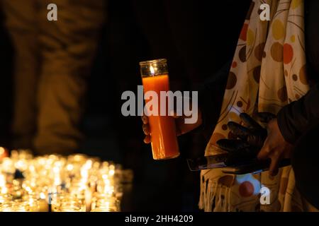 New York City, USA. 22nd Januar 2022. Außerhalb des Bezirks 32nd im Stadtteil Harlem von Manhattan befindet sich ein provisorisch anhaltendes Mahnmal mit Kerzen und Blumen für den tödlich erschossenen und getöteten Polizisten und seinen Partner, der schwer verletzt wurde. New York City, NY 22. Januar 2022. (Foto von Steve Sanchez/Sipa USA). Quelle: SIPA USA/Alamy Live News Stockfoto