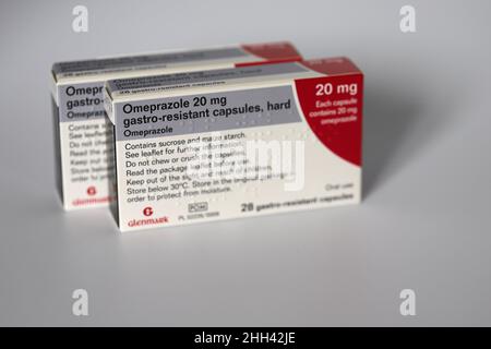 Ipswich, Großbritannien - 24. Juni 2022: Arzneischachteln. Rezept Omeprazone 20mg Tabletten. Stockfoto