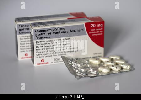 Ipswich, Großbritannien - 24. Juni 2022: Arzneischachteln. Rezept Omeprazone 20mg Tabletten. Stockfoto
