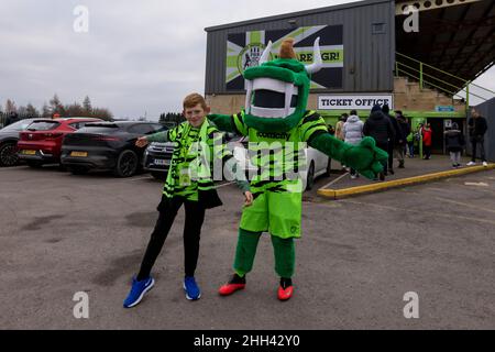 Ein junger Fan von Forest Green Rovers posiert für ein Bild mit Maskottchen Neville the Dragon vor dem Sky Bet League Two-Spiel beim voll geladenen New Lawn, Nailsworth. Bilddatum: Samstag, 22. Januar 2022. Stockfoto