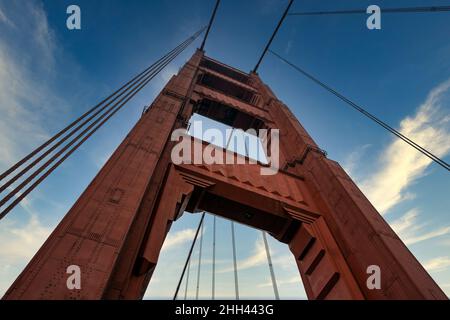 Low-Angle-Ansicht des südlichen Turms der Golden Gate Hängebrücke, San Francisco, Kalifornien, USA Stockfoto