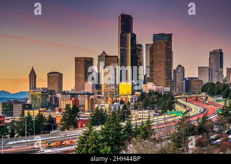 Skyline der Innenstadt mit Interstate 5 bei Sonnenuntergang, Seattle, Washington, USA Stockfoto