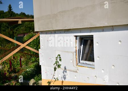 Energieeinsparung durch Isolierung des Hauses mit weißem Polystyrol Stockfoto