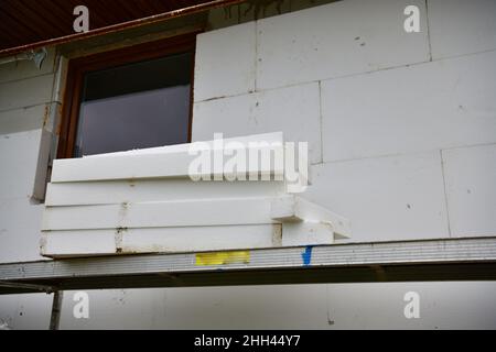 Energieeinsparung durch Isolierung des Hauses mit weißem Polystyrol Stockfoto