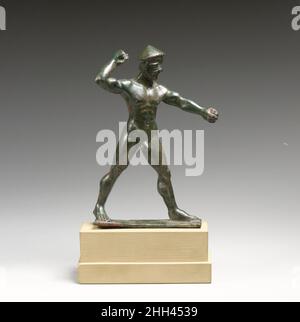 Bronzestatuette eines Jägers Anfang des 5th. Jahrhunderts v. Chr. Griechisch die Identifizierung der Figur hängt von der konischen Kappe – den Filzpilos, die oft von Jägern getragen werden – sowie von der Pose ab. Das Studium der Bewegung engagierte die Künstler, die kleine Bronzen machten, ebenso wie diejenigen, die Vasen dekorieren. Die Kraft des Jägers ergibt sich aus der sensiblen Wiedergabe der Muskulatur sowie aus der Projektion seiner rechten Ferse über den Sockel hinaus. Seine Handlung scheint die Grenzen seines zugewiesenen Raums zu sprengen. Bronzestatuette eines Jägers 255384 Stockfoto