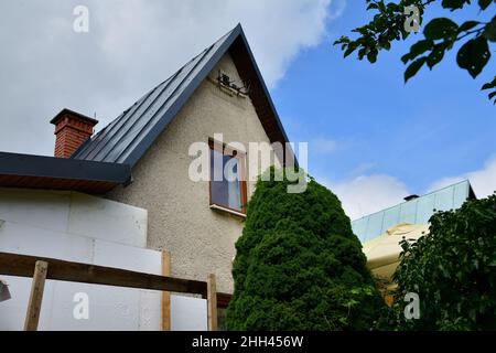Energieeinsparung durch Isolierung des Hauses mit weißem Polystyrol Stockfoto