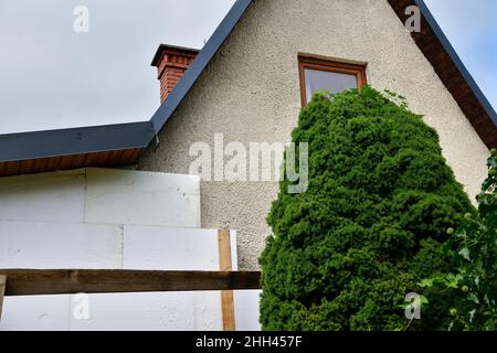 Energieeinsparung durch Isolierung des Hauses mit weißem Polystyrol Stockfoto