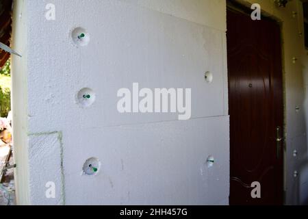 Energieeinsparung durch Isolierung des Hauses mit weißem Polystyrol Stockfoto