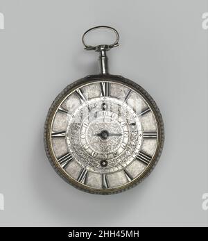 Reiseuhr mit Wecker ca. 1680 Uhrmacher: Thomas Tompion Dieses Uhrwerk stellt ein frühes, kurzlebiger Versuch dar: Die neu erfundene Unruh-Feder. Tompion ließ einen Fusee aus – ein kegelförmiges Gerät, das verwendet wurde, um die Kraft im Zeitmessmechanismus zu ebeln, während sich die Feder entwindet. Seine feine Verarbeitung, die Erfindungsgabe seiner Entwürfe und die stark verbesserte Genauigkeit seiner Zeitmesser trugen wesentlich zum Ruhm des englischen Uhrmachens zu Lebzeiten bei. Nathaniel Delander war einer von Tompions bevorzugten Käsemachern. Reiseuhr mit Wecker. Großbritannien, London. Ca. 1680. Gehäuse und Durchm Stockfoto