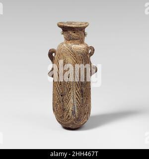 Glas-Alabastron (Parfümflasche) Ende 6th–5th Jahrhundert v. Chr. Griechisch, östliches Mittelmeer Durchscheinendes dunkles Kobaltblau, mit Griffen in gleicher Farbe; Spuren in opak-weiß.nach innen abfallende Randscheibe; hoher, schräg, zylindrischer Hals; kurz, Abgerundete Schulter; gerader Körper mit nach oben geknallter Kegel; konvexer Boden; unter der Schulter zwei vertikale Ringgriffe mit langen geknallten Schwänzen, über Trails angebracht.eine Spur am Rand der Randscheibe befestigt; Eine weitere Anwendung am Hals unter dem Rand, die von oben auf der Schulter bis knapp über dem unteren Rand in ein eng anstehendes Federmuster mit langen vertikalen Einbuchtung der Werkzeuge eingeführt wurde; darunter Stockfoto