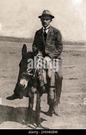 Russland Aserbaidschan - UM 1910 -1920s: Historisches Vintage Carte de Viste Edwardianisches Foto des Geschäftsmannes, der auf einem Esel reitet Stockfoto