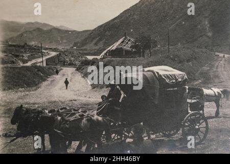 Russland Aserbaidschan - UM 1910 - 1920: Pferdekutsche auf unbefestigten Straßen in den Bergen. Vintage Carte de Viste Edwardian Ära Foto Stockfoto