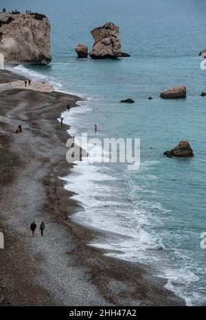 Küstengebiet der berühmten Attraktion des Felsens von Aphrodite, Petra tou Romiou in Paphos Bezirk in Zypern Stockfoto