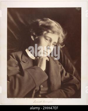 Lionel Tennyson, Freshwater 1869 Julia Margaret Cameron die Britin, gebürtige Inder Camerons abenteuerliche, raffinierte und eigensinnige Persönlichkeit veranlasste sie, in ihren fünfziger Jahren mit der Fotografie zu arbeiten, und sie überzeugte Freunde und Familie zum Posieren, darunter viele der intellektuellen und künstlerischen Größen dieser Zeit: Die Wissenschaftler Charles Darwin und Sir John Herschel, der Maler George Frederick Watts und die Dichter Robert Browning und Alfred, Lord Tennyson, die gerade ihr Nachbar auf der Isle of Wight waren. Im Gegensatz zu vielen ihrer Zeitgenossen, deren Bilder die natürliche Wahrhaftigkeit des Mediums und ausnutzten Stockfoto
