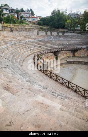 Das antike antike griechische Amphitheater oder das antike Theater von Ohrid in Mazedonien. Stockfoto