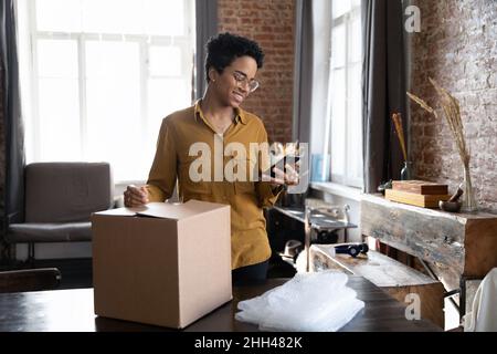 Glücklicher afro-amerikanischer Kunde, der vom Internetshop gekauft wurde Stockfoto