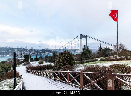 Verschneite Tage in Istanbul, Türkei. Blick auf die Fatih Sultan Mehmet Brücke von Otagtepe. Wunderschöne Winterlandschaft in Istanbul. Stockfoto
