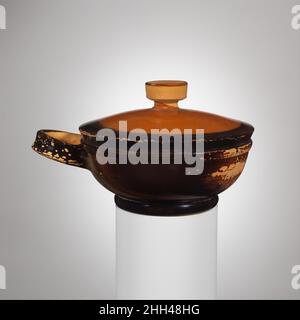 Mit Terrakotta überzogene Schale mit einem Griff ca. 450–400 v. Chr. Griechisch, Dachboden Obwohl sie bedeckt ist, wie in einer pyxis, und einen Griff hat, wie in einem Skyphos, ist diese Vase eine praktische, aber seltene Kombination der beiden Formen.. Terracotta-Schale mit einem Griff 251264 Griechische, attische, Terracotta-Schale mit einem Griff, ca. 450?400 v. Chr., Terrakotta, gesamt H. x Durchmesser 2 1/8 x 5 Zoll (5,4 x 12,7 cm); H. ohne Abdeckung 3 1/2 Zoll (8,9 cm). Das Metropolitan Museum of Art, New York. Schenkung von Gisela M. A. Richter, 1923 (23,43a, b) Stockfoto