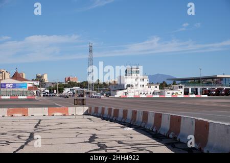 Winston Churchill Avenue, die die Start- und Landebahn des Flughafens, Gibraltar, überquert. Stockfoto