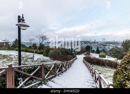 Verschneite Tage in Istanbul, Türkei. Blick auf die Fatih Sultan Mehmet Brücke von Otagtepe. Wunderschöne Winterlandschaft in Istanbul. Stockfoto