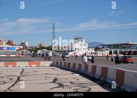 Winston Churchill Avenue, die die Start- und Landebahn des Flughafens, Gibraltar, überquert. Stockfoto