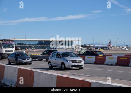 Winston Churchill Avenue, die die Start- und Landebahn des Flughafens, Gibraltar, überquert. Stockfoto