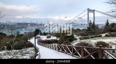 Verschneite Tage in Istanbul, Türkei. Blick auf die Fatih Sultan Mehmet Brücke von Otagtepe. Wunderschöne Winterlandschaft in Istanbul. Stockfoto