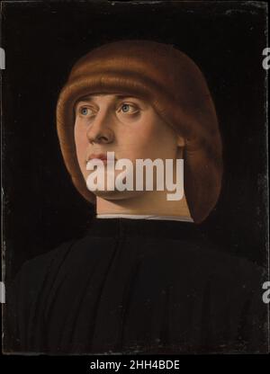 Portrait of a Young man 1480s Jacometto (Jacometto Veneziano) Italienisch Jacometto, Ein brillanter Miniaturmaler, war auch bei Porträts hervorragend. Er war stark von dem sizilianischen Maler Antonello da Messina beeinflusst, der 1475–76 in Venedig arbeitete, aber Jacomettos Porträts haben eine kristalline Klarheit, die durch den schwarzen Hintergrund verstärkt wird. Die markante Frisur – eine Zazzera – war in Venedig in den Jahren 1480s und 90s modisch. Porträt eines jungen Mannes. Jacometto (Jacometto Veneziano) (Italienisch, aktiv in Venedig von ca. 1472–starb vor 1498). 1480s. Öl auf Holz. Gemälde Stockfoto
