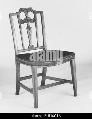 Side Chair 1795–1810 möglicherweise von Henry ingle amerikanische Möbelhistoriker debattieren, ob dieser Stuhl und sein Begleiter (1971.180.16) aus Pennsylvania, Maryland, Virginia oder South Carolina stammen. Obwohl die geformten Vorderbeine, Bahren und Serpentinen-Vordersitzsitze häufiger in Philadelphia-Sitzmöbeln zu finden sind, sind die Sekundärhölzer, die im Sitzrahmen verwendet werden – gelbe Kiefer und Eiche – eher typisch für ein südliches Lokal. Das Design des Rückens dieses Stuhls wurde direkt von George Hepplewhite's 'The Cabinet-Maker and Upholsterer's Guide' (1788) übernommen. Geschnitzte Stühle mit Polsterung Stockfoto