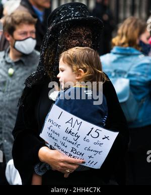 Die Extinction Rebellion Demonstration in London nutzt kraftvolle weiße Kinderwagenbilder, um die Aufmerksamkeit auf die Auswirkungen des Klimawandels auf junge/ungeborene Kinder zu lenken Stockfoto