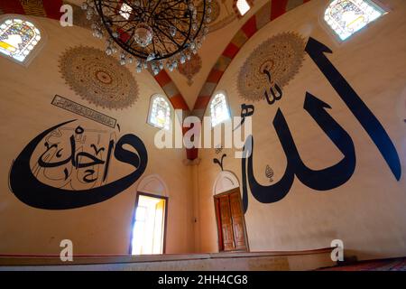 Islamisches Hintergrundbild. Kalligraphien in der alten Edirne Moschee. Texte des Namens Allahs und des einen auf den Mauern. Ramadan oder kandil oder Laylat al-qadr Stockfoto