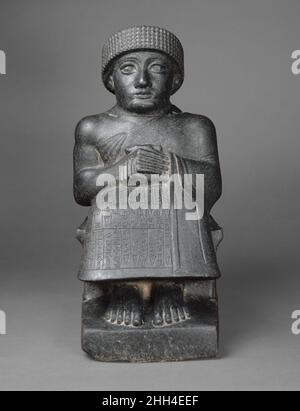 Statue von Gudea Ca. 2090 v. Chr. Neo-sumerisch das akkadische Reich brach nach zwei Jahrhunderten der Herrschaft zusammen, und während der folgenden fünfzig Jahre regierten lokale Könige unabhängige Stadtstaaten im südlichen Mesopotamien. Der Stadtstaat Lagash produzierte eine bemerkenswerte Anzahl von Statuen seiner Könige sowie sumerische literarische Hymnen und Gebete unter der Herrschaft von Gudea (ca. 2150–2125 v. Chr.) und seinem Sohn Ur-Ningirsu (ca. 2125–2100 V. CHR.). Anders als die Kunst der akkadianischen Zeit, die durch dynamischen Naturalismus geprägt war, sind die von dieser neo-sumerischen Kultur produzierten Werke von einem Gefühl frommer Reserve a durchdrungen Stockfoto