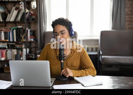 Happy Radio Kanal newscaster in Kopfhörer sprechen am Mikrofon Stockfoto