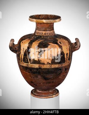 Terrakotta-Hydria: Kalpis (Wasserbehälter) ca. 430–420 v. Chr. dem waschenden Maler zugeschrieben zwischen zwei Jugendlichen bindet Eros die SandelenDer waschende Maler erscheint in seiner besten Gestalt auf großen Vasen. Die charmante Darstellung hier zeigt Eros, die auf dem Boden hockt, um einer sitzenden Dame mit ihren besonders aufwendigen Sandalen zu helfen. Die Protagonisten werden normalerweise als Helen identifiziert, flankiert von ihren Brüdern, den Dioskouroi, Kastor und Polydeukes (lateinisch: Castor und Pollux). Terracotta-Hydria: Kalpis (Wasserbehälter) 250900 : dem waschenden Maler zugeschrieben, Terracotta-Hydria: Kalpis (Wasserbehälter), ca. 430?420 V. CHR., Stockfoto