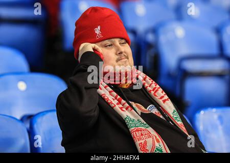 London, Großbritannien. 22nd Januar 2022. Liverpool Fan auf seinem Handy Kredit: News Images /Alamy Live News Stockfoto