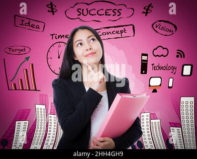 Schöne Frau, die mit dem Finger auf das Gesicht blickt und pinkfarbenen Dokumentenordner auf Geschäftshintergrund hält. Konzept des Entscheidungsprozesses. Asiatische Hündin Stockfoto