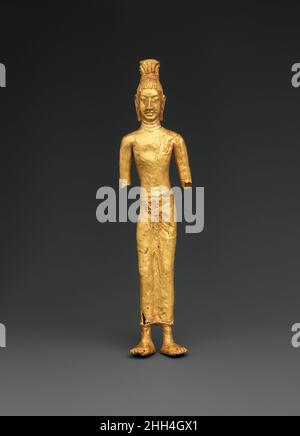 Avalokiteshvara stehend, der Bodhisattva des unendlichen Mitgefühls 8th–9th Jahrhundert wahrscheinlich Thailand oder Kambodscha Diese seltene Gold-Repussé-Darstellung von Avalokiteshvara wurde aus vielen Stücken von passierbarem, bearbeiteten Gold hergestellt. Sowohl die hohe Frisur (Jatamukuta) als auch das Hirtenleder über der linken Schulter der Figur stimmen mit Darstellungen von Avalokiteshvara überein, einem Bodhisattva, der eifrigen Anhängern Mitgefühl und Schutz bot. Der dünne, längliche Körper und die dezente Kleidung stimmen mit der Si-Thep-Produktion überein. Avalokiteshvara stehend, der Bodhisattva des Unendlichen Mitgefühls. Probabl Stockfoto