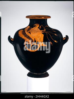 Terrakotta-Hydria (Wasserbehälter) ca. 490 v. Chr. dem Troilos-Maler Triptolemos in seinem geflügelten Wagen zugeschrieben, der Weizen zu MenschenAthen brachte, kontrollierte das Heiligtum von Demeter bei Eleusis und behauptete, die Göttin habe Triptolemos, einem lokalen Prinzen, Weizen und die Geheimnisse der Landwirtschaft gegeben. Zahlreiche attische Vasen zeigen die Jugend in einem geflügelten Wagen, der aufbricht, um Wissen über den Anbau von Weizen zu verbreiten. Terrakotta-Hydria (Wasserbehälter). Griechisch, Dachboden. Ca. 490 V. CHR. Terrakotta; rote Figur. Archaisch. Vasen Stockfoto