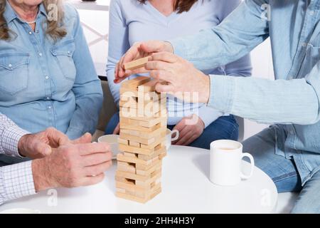 Ältere Paar mit Familie Nahaufnahme eine Pyramide mit leeren Holzwürfeln aus der Nähe machen Stockfoto