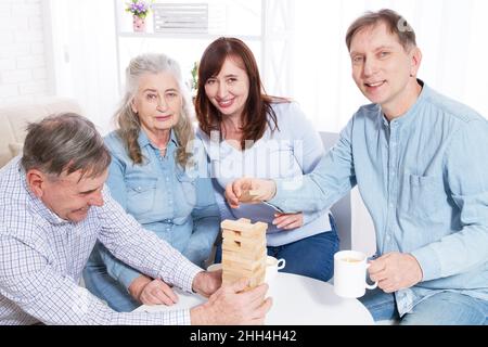 Ältere Paar mit Familie Nahaufnahme eine Pyramide mit leeren Holzwürfeln aus der Nähe machen Stockfoto