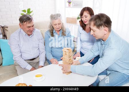 Ältere Paar mit Familie Nahaufnahme eine Pyramide mit leeren Holzwürfeln aus der Nähe machen Stockfoto