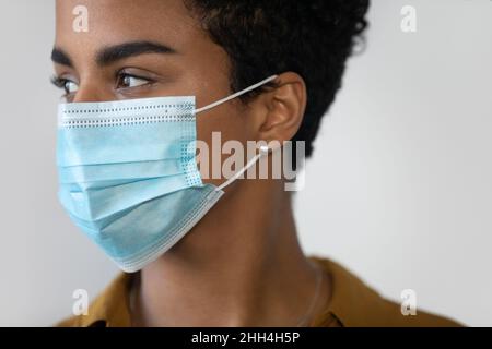 Schöne junge afroamerikanische Frau trägt Gesicht medizinische Maske Stockfoto