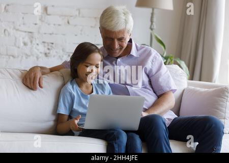 Happy Enkelkind Junge und reifen Großvater beim Film auf Laptop Stockfoto