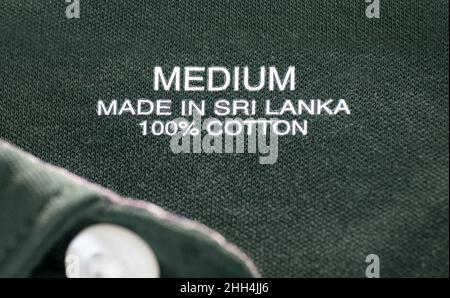 Poloshirt mit weißem Druck „Made in Sri Lanka“ Stockfoto