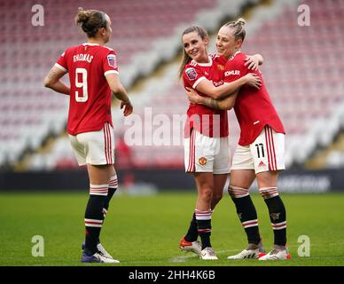 Leah Galton von Manchester United (rechts) feiert das dritte Tor ihrer Mannschaft im Spiel mit den Teamkollegen Martha Thomas und Ella Toone während des Spiels der Barclays FA Women's Super League im Leigh Sports Village, Greater Manchester. Bilddatum: Sonntag, 23. Januar 2022. Stockfoto