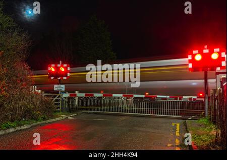 Bahnübergang an einem Winternachmittag in einer Stadt in England, Januar 2022. Stockfoto