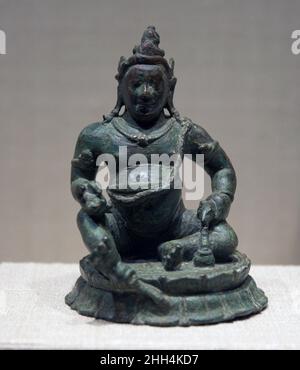 Jambhala, God of Riches 9th–10th Jahrhundert Sri Lanka, Anuradhapura im Mahayana-Buddhismus ist Jambhala der gott des Reichtums und der Hüter der nördlichen Richtung. Er ist das buddhistische Äquivalent zu Kubera, dem alten Naturgeist (Yaksha), der im frühen Hinduismus als Beschützer von Juwelen und anderen Schätzen absorbiert wurde. Jambhala dient als Chef des Yaksha; seine sekundäre Rolle als richtungsgebende Hüterin (dikpaka) wurde wahrscheinlich später angenommen. Jambhala, Gott des Reichs. Sri Lanka, Anuradhapura. 9th–10th Jahrhundert. Kupferlegierung. Späte Anuradhapura Periode. Skulptur Stockfoto