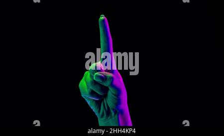 Weibliche Hand zeigt 1 mit Finger isoliert auf schwarzem Hintergrund. Eine, zwei, drei Zahlen Geste, reade Set go, mathematische Konzept. Stockfoto